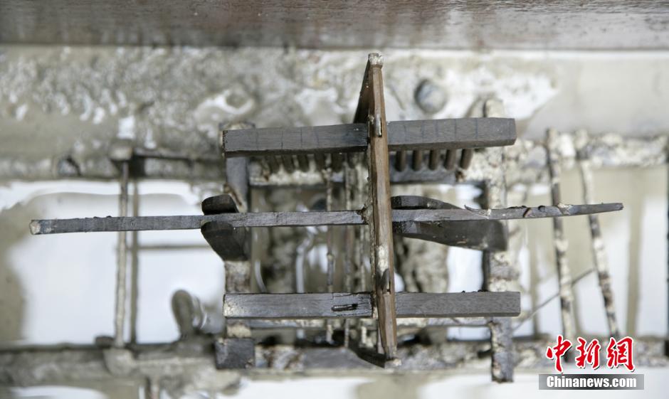 圖為蜀錦織機(jī)仿真蜀錦織機(jī)，為我國唯一有出土單位、完整保存的織機(jī)模型。