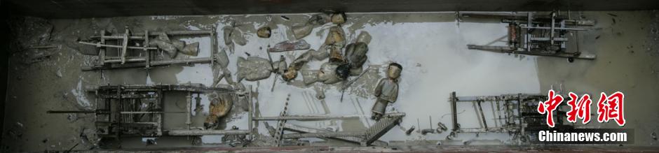 圖為考古現(xiàn)場發(fā)現(xiàn)保存完整的織機(jī)模型。