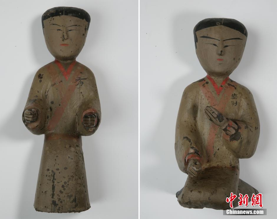 圖為出土的彩繪木俑。