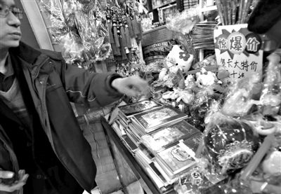 12月27日，世紀(jì)天鼎購(gòu)物廣場(chǎng)的一位商戶表示，今年的賀卡明顯沒(méi)有前幾年好賣(mài)。新京報(bào)記者 王貴彬 攝