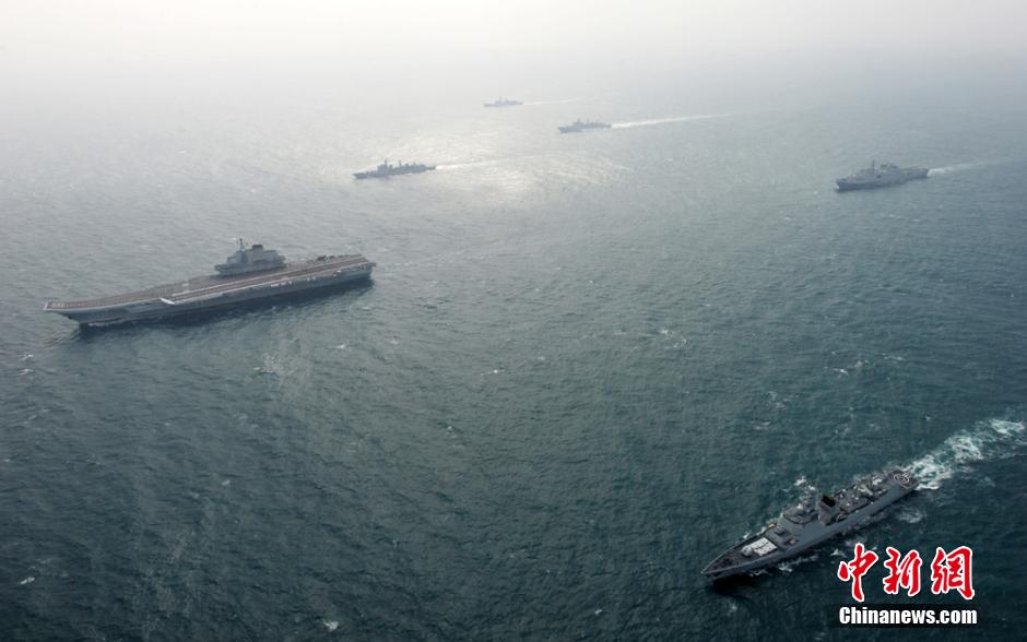 圖為遼寧艦與水面艦艇進行協(xié)同訓(xùn)練。中新社發(fā) 胡鍇冰 攝