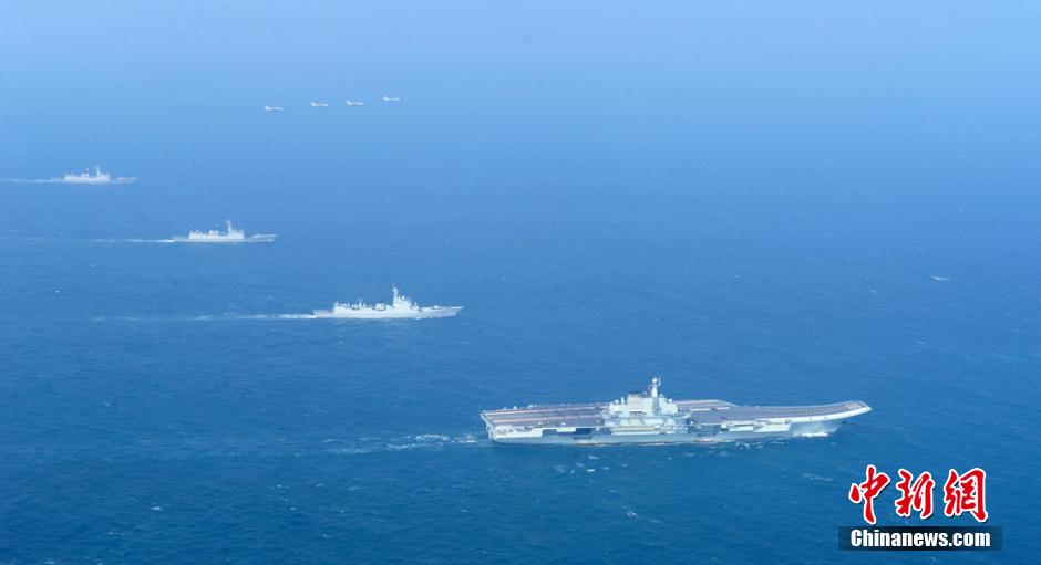 圖為遼寧艦與水面艦艇、飛機進行協(xié)同訓(xùn)練。中新社發(fā) 胡鍇冰 攝