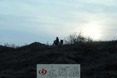 神鷹救援大隊(duì)摩托車(chē)中隊(duì)隊(duì)員正在山中搜救 神鷹救援大隊(duì)摩托車(chē)中隊(duì)隊(duì)員正在山中搜救