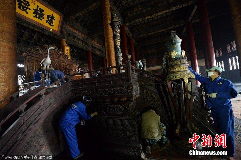 圖為工作人員正在故宮太和殿內(nèi)進(jìn)行整體清潔工作。