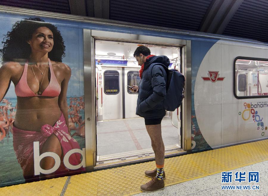 1月12日，在加拿大多倫多，一名只穿著內(nèi)褲的男子在車站等候地鐵。