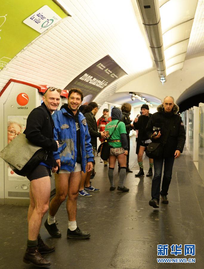 1月12日，在橫貫巴黎東西部的1號線地鐵車廂里，乘客只穿一條內(nèi)褲搭乘地鐵。