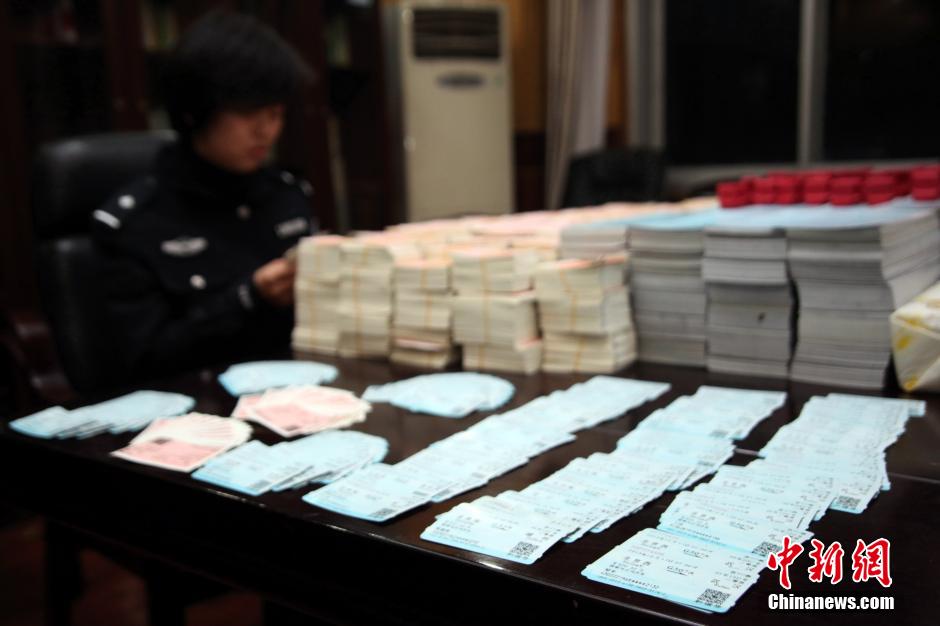 圖為查獲大量假火車(chē)票和制販工具（資料圖片）。