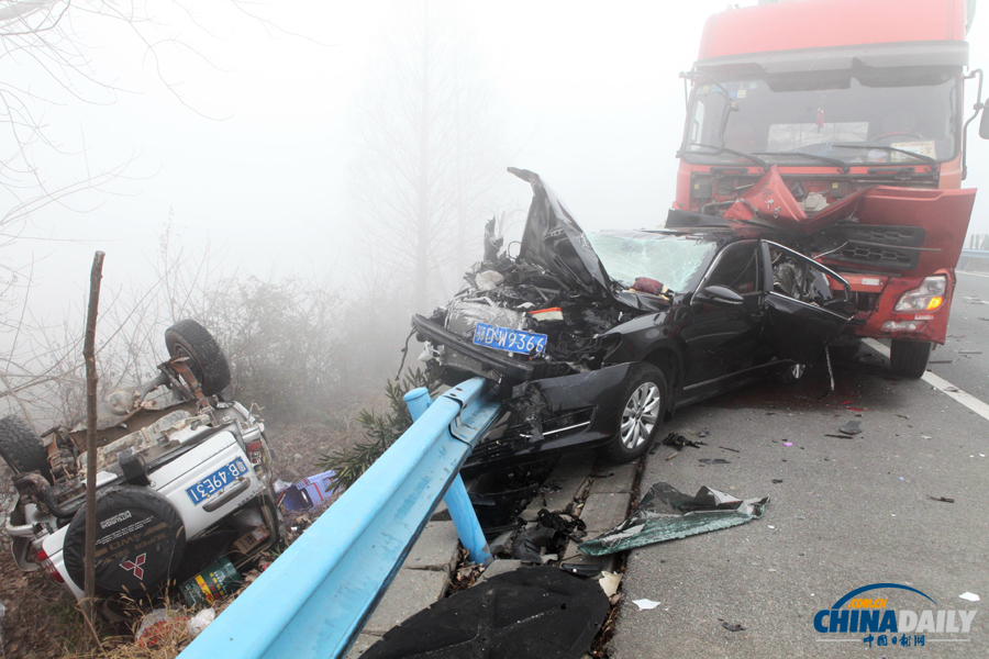 事故現(xiàn)場(chǎng)?；荼?攝