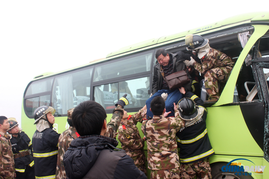 消防人員現(xiàn)場(chǎng)施救?；荼?攝