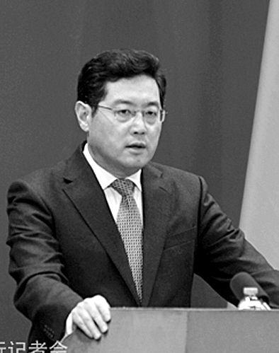 23日，秦剛在外交部例行記者會上。