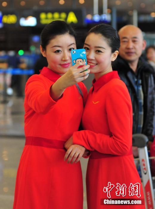 1月23日，機(jī)場(chǎng)工作人員在跳“快閃”舞蹈。