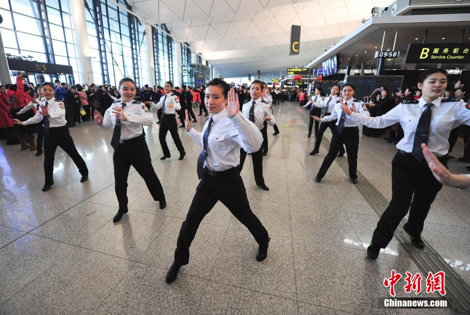1月23日，機(jī)場(chǎng)工作人員在跳“快閃”舞蹈。