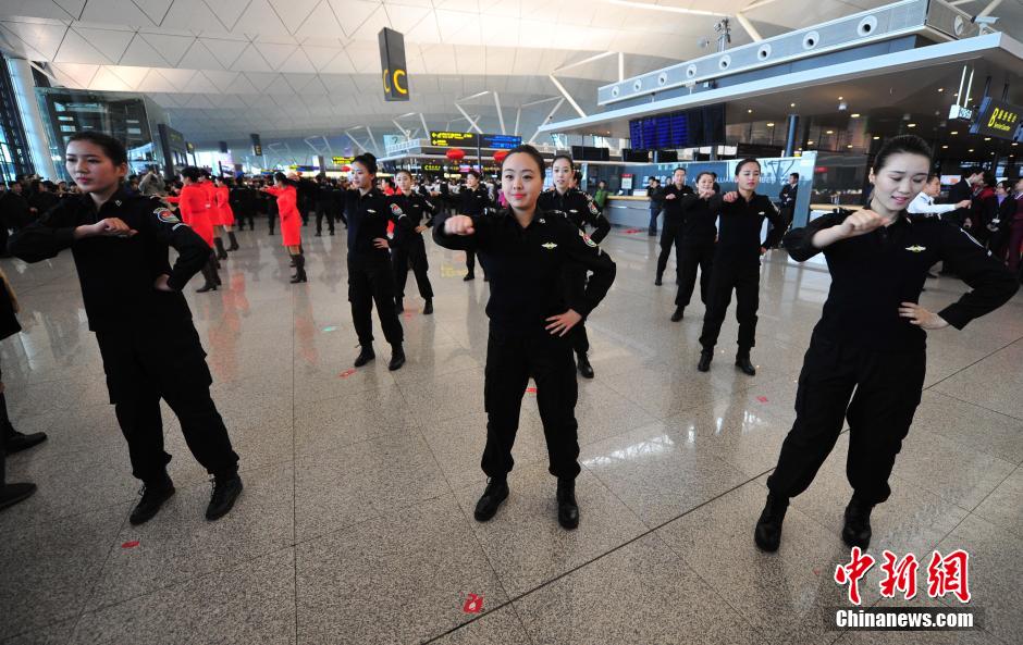 1月23日，機(jī)場(chǎng)工作人員在跳“快閃”舞蹈。