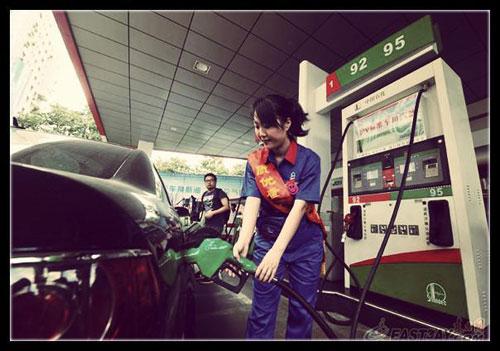 近日，有網(wǎng)友針對(duì)“超標(biāo)40倍事件”評(píng)價(jià)說(shuō)：“國(guó)內(nèi)加油站在油里加水是普遍現(xiàn)象。只是量多量少的問(wèn)題，車(chē)主