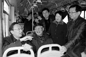 繆瑞林在車上與市民、乘委會(huì)委員交流 通訊員 卜照雪 攝