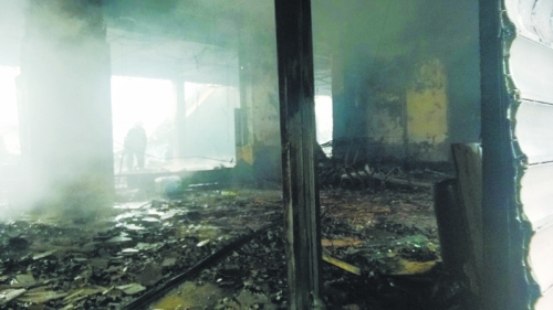 3.營(yíng)業(yè)大廳棚頂坍塌，貨物成灰。