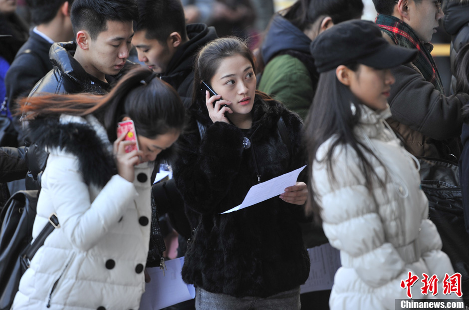 圖為表演系考生走出考場(chǎng)。