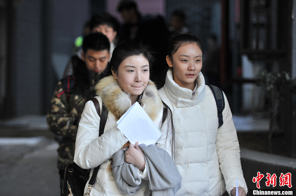 圖為表演系考生走出考場(chǎng)。