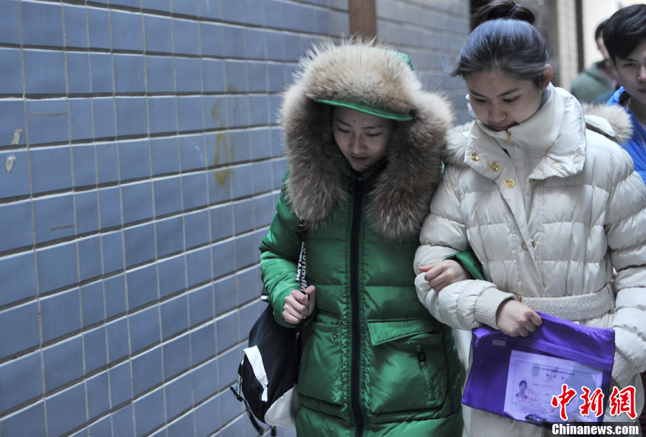 圖為表演系考生走出考場(chǎng)。