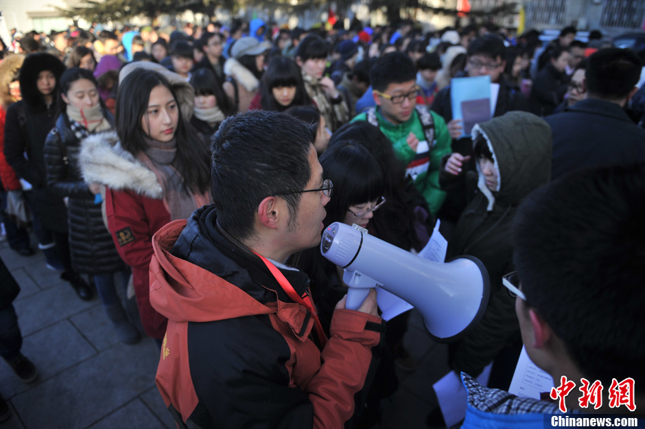 圖為報(bào)考現(xiàn)場(chǎng)。