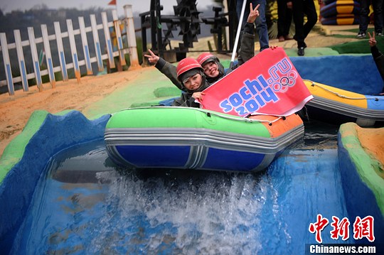 　圖為外國友人舉著標(biāo)語體驗水上漂。陳超　攝