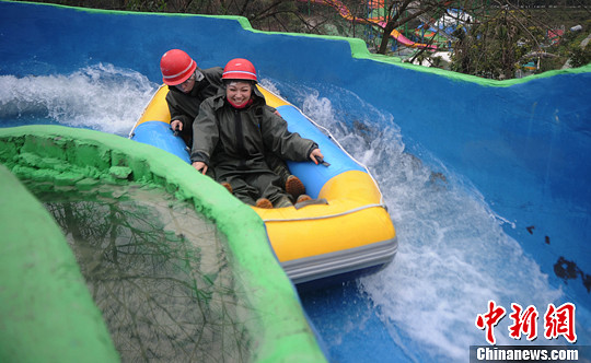 圖為外國友人體驗水上漂。陳超　攝