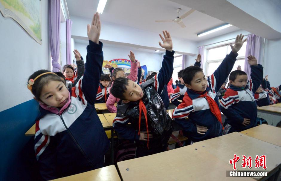 河北邯鄲開學(xué)首日遇霧霾 學(xué)生室內(nèi)做課間操 河北邯鄲開學(xué)首日遇霧霾 學(xué)生室內(nèi)做課間操
