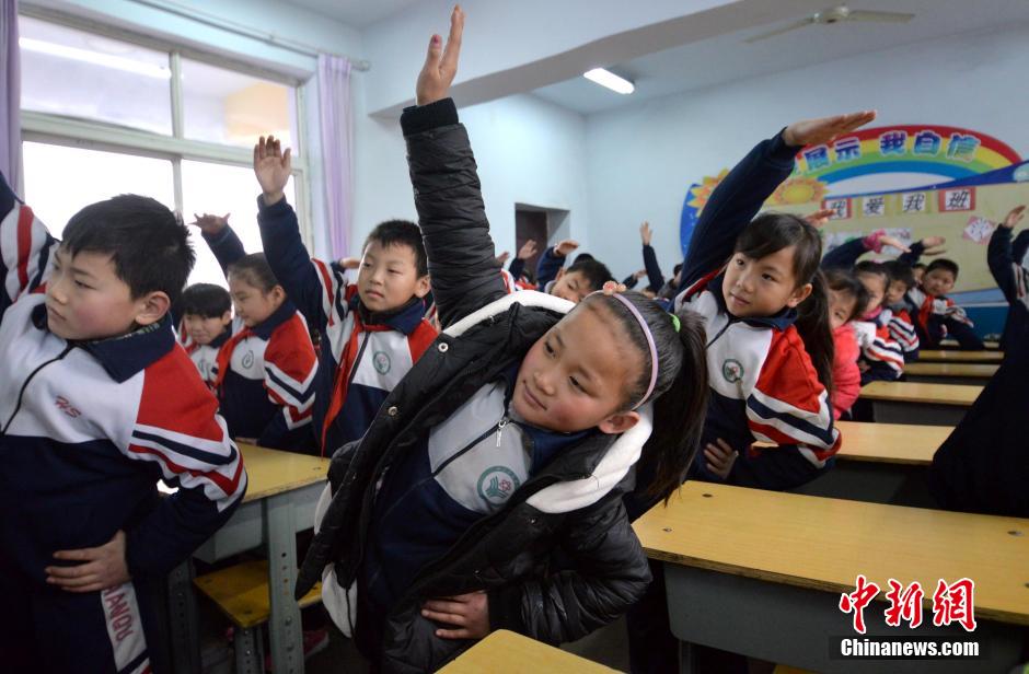 河北邯鄲開學(xué)首日遇霧霾 學(xué)生室內(nèi)做課間操 河北邯鄲開學(xué)首日遇霧霾 學(xué)生室內(nèi)做課間操
