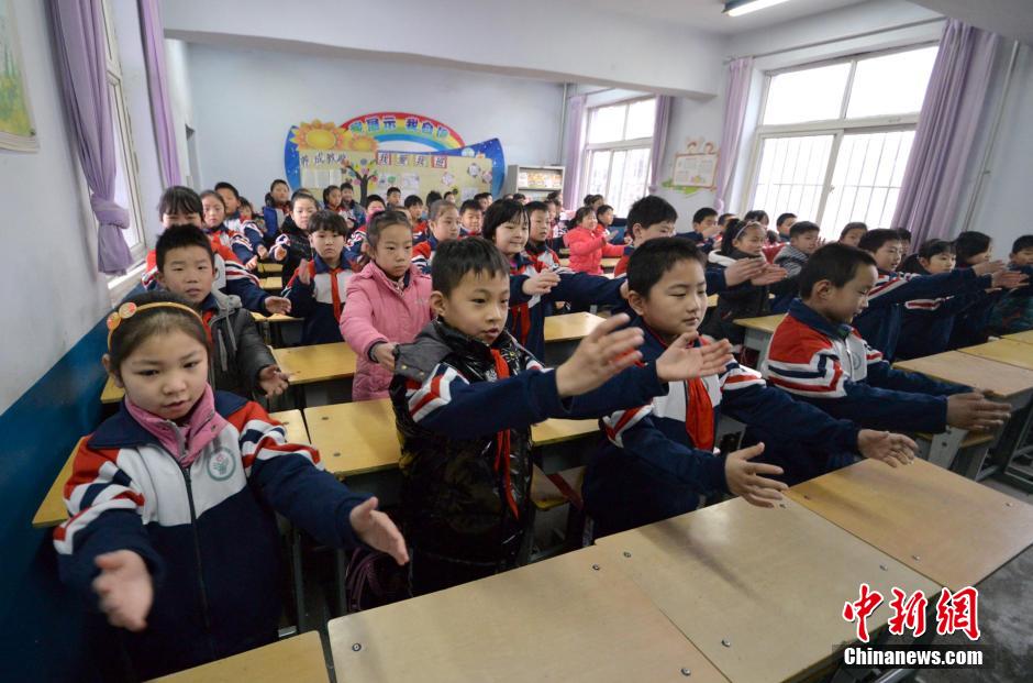 河北邯鄲開學(xué)首日遇霧霾 學(xué)生室內(nèi)做課間操 河北邯鄲開學(xué)首日遇霧霾 學(xué)生室內(nèi)做課間操