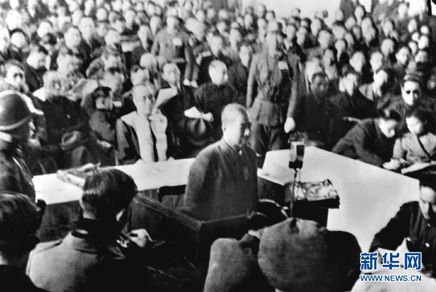 這是抗日戰(zhàn)爭(zhēng)勝利后，制造南京大屠殺的主要罪犯、日軍第6師團(tuán)師團(tuán)長(zhǎng)谷壽夫被押上審判臺(tái)并被處死刑。