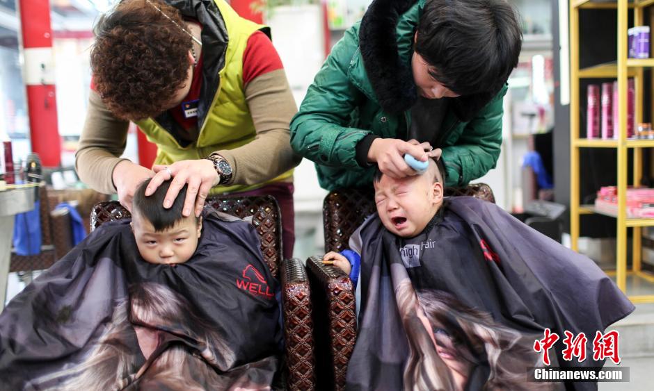 二月二龍?zhí)ь^ 娃娃“剃龍頭”萌態(tài)百出 二月二龍?zhí)ь^ 娃娃“剃龍頭”萌態(tài)百出