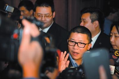 3月10日23時許，與馬航失聯(lián)航班部分乘客家屬乘坐同一航班的乘客在北京首都機場辦理值機手續(xù)。新華社