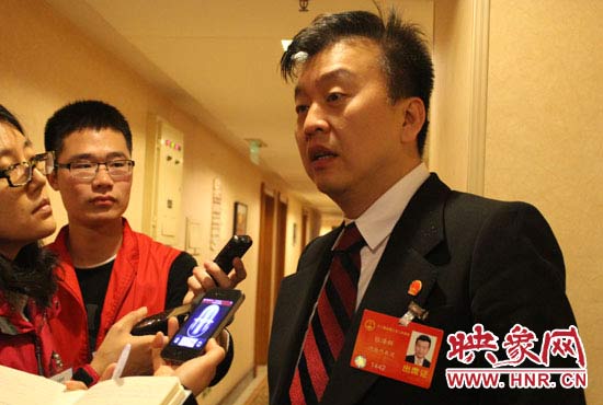 全國人大代表、中央電視臺綜藝頻道節(jié)目組主持人、河南省青聯(lián)榮譽副主席張澤群