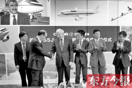 　昨日，“蘇霍伊SSJ-100飛機(jī)項(xiàng)目”合作簽約儀式在鄭州舉行
