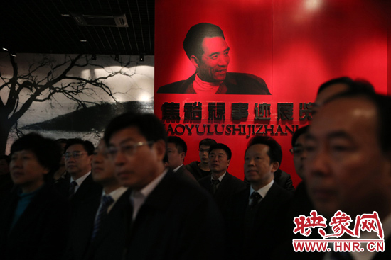 在焦裕祿紀(jì)念館，參觀的人絡(luò)繹不絕，一批批來自全國各地的黨員干部前來學(xué)習(xí)焦裕祿事跡