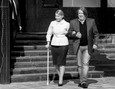 3月27日，烏克蘭基輔，前總理季莫申科在朋友的陪伴下赴新聞發(fā)布會現場，宣布將參加烏克蘭總統(tǒng)選舉。