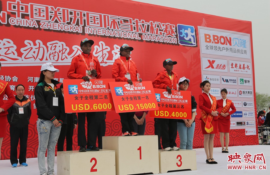 女子全程前三名選手。