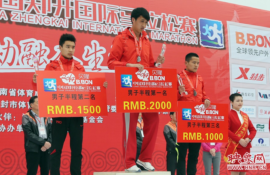 男子半程前三名選手。