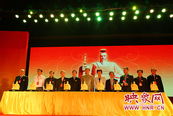 與會嘉賓一起見證歷史、啟動論壇