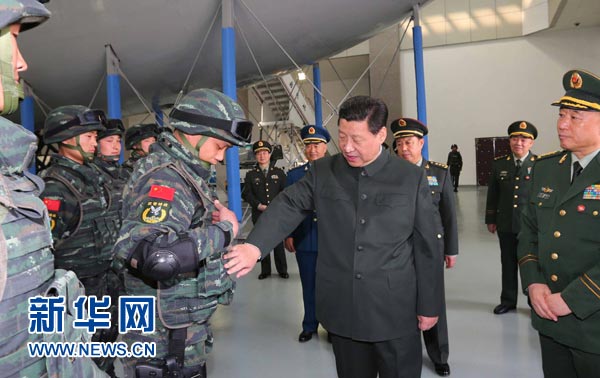 這是習(xí)近平同特戰(zhàn)隊員親切交談，詳細(xì)詢問他們的教學(xué)訓(xùn)練和生活情況。