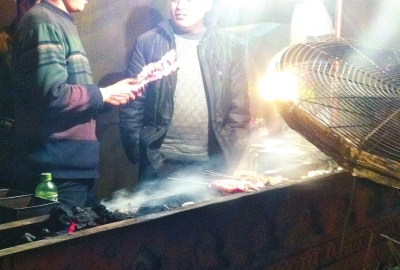 露天燒烤整夜煙熏火燎，路邊居民苦不堪言。