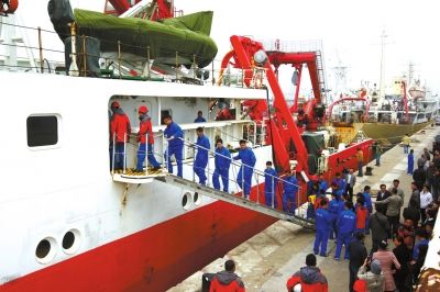  4月8日，“科學(xué)號(hào)”科學(xué)考察船從青島市中苑碼頭啟航，赴沖繩海槽區(qū)域進(jìn)行科學(xué)考察。圖/CFP