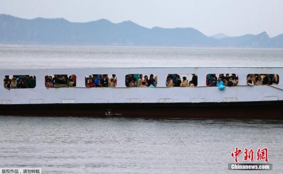 　4月17日清晨，失蹤者家屬乘坐渡輪前往事故現(xiàn)場。