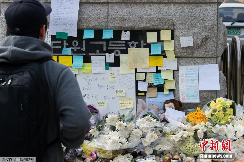 當(dāng)?shù)貢r(shí)間2014年4月21日，韓國(guó)安山，民眾持續(xù)為沉沒(méi)客輪失蹤乘客祈禱。