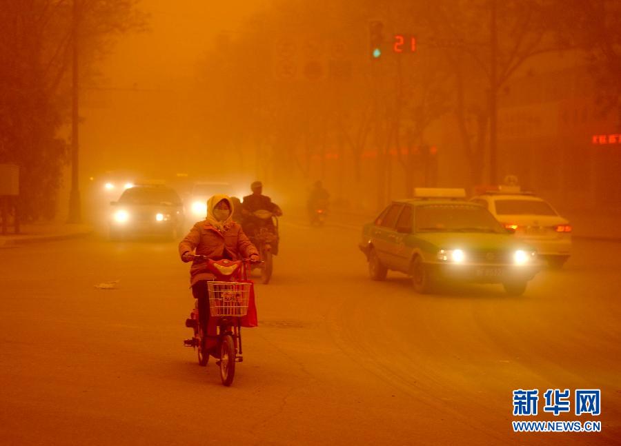 4月23日，沙塵暴中的敦煌街頭。