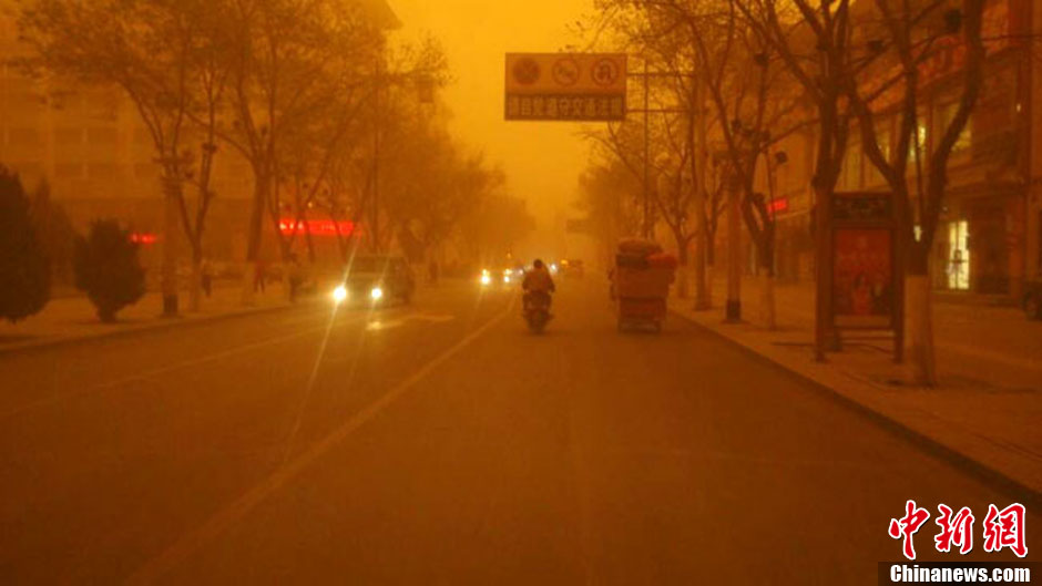 4月23日中午，甘肅酒泉多地出現(xiàn)強(qiáng)沙塵暴。