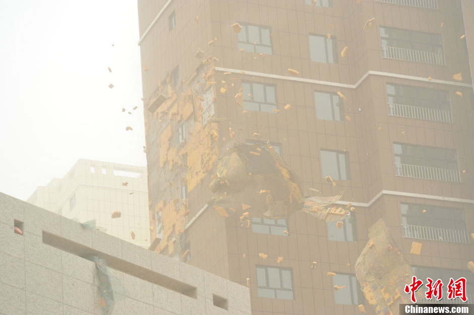 4月23日，受強(qiáng)冷空氣影響，新疆哈密出現(xiàn)出現(xiàn)強(qiáng)沙塵和降溫天氣，部分路段能見(jiàn)度不足50米