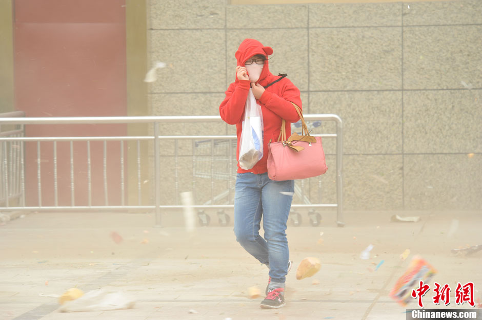 4月23日，受強(qiáng)冷空氣影響，新疆哈密出現(xiàn)出現(xiàn)強(qiáng)沙塵和降溫天氣