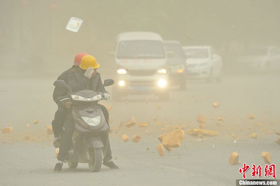 4月23日，受強(qiáng)冷空氣影響，新疆哈密出現(xiàn)出現(xiàn)強(qiáng)沙塵和降溫天氣
