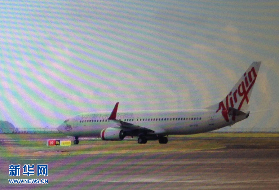4月25日，迫降的澳大利亞維珍航空公司客機停在印度尼西亞巴厘島登巴薩機場（透過飛機舷窗拍攝）。